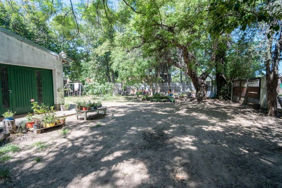 VENTA CASA CON AMPLIO TERRENO, PILETA Y GALPÓN 3