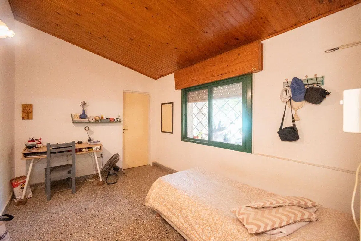 VENTA CASA CON AMPLIO TERRENO, PILETA Y GALPÓN 8