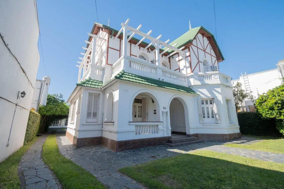 TRADICIONAL CASA DE CATEGORIA SOBRE AV. GRAL PAZ 2