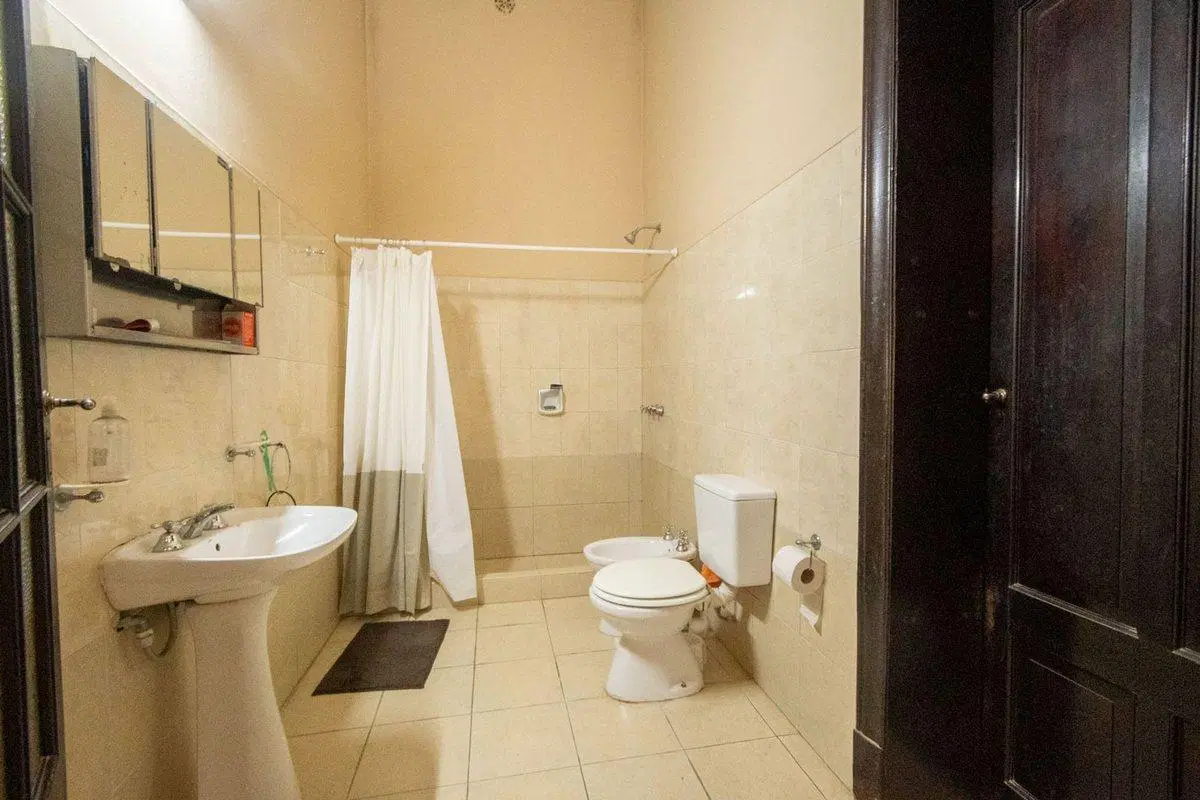 VENTA CASA ANTIGUA CON SALIDA A DOS CALLES 8