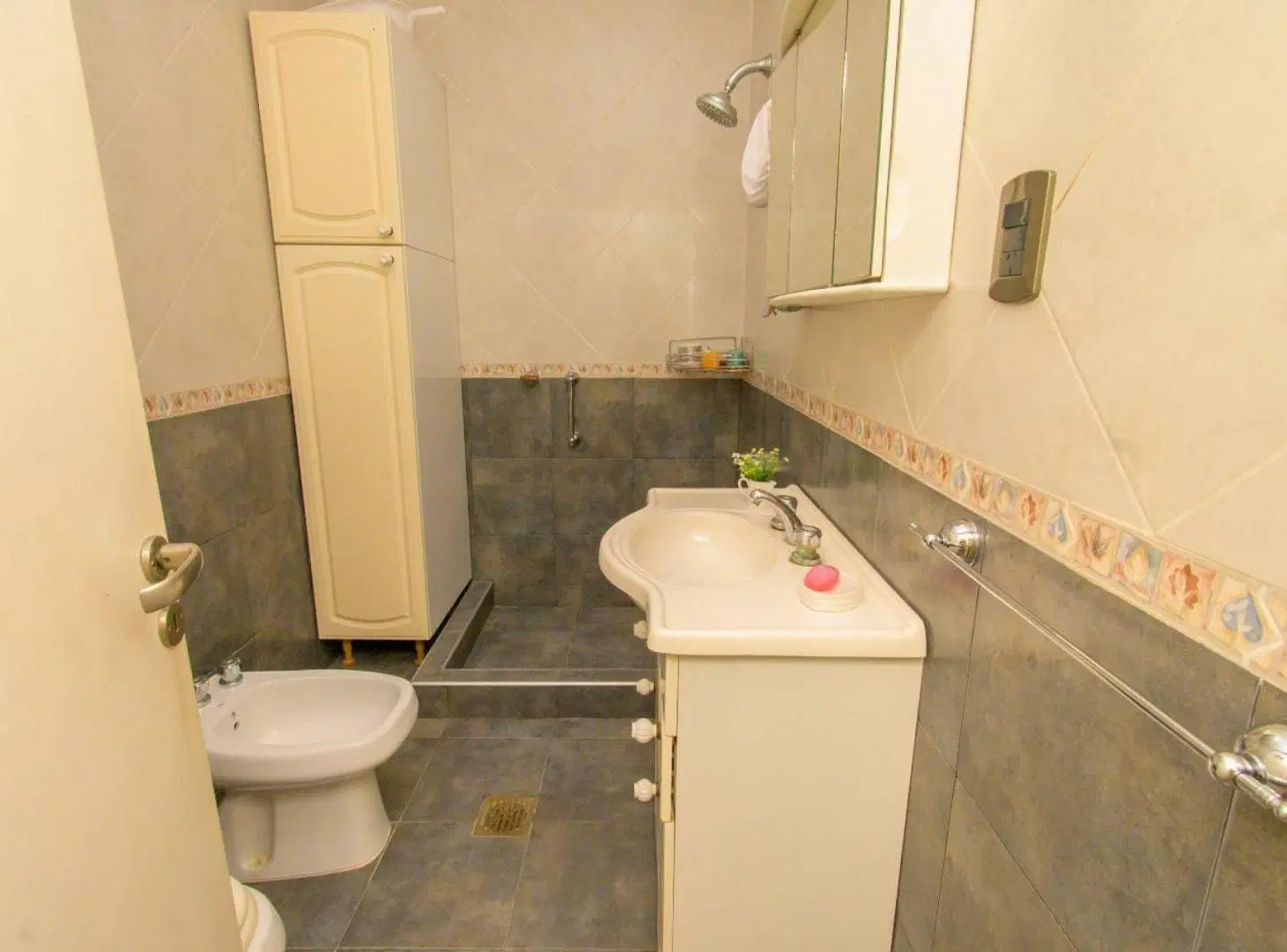 CASA 5 DORMITORIOS A UNA CUADRA DE A DEL VALLE 8
