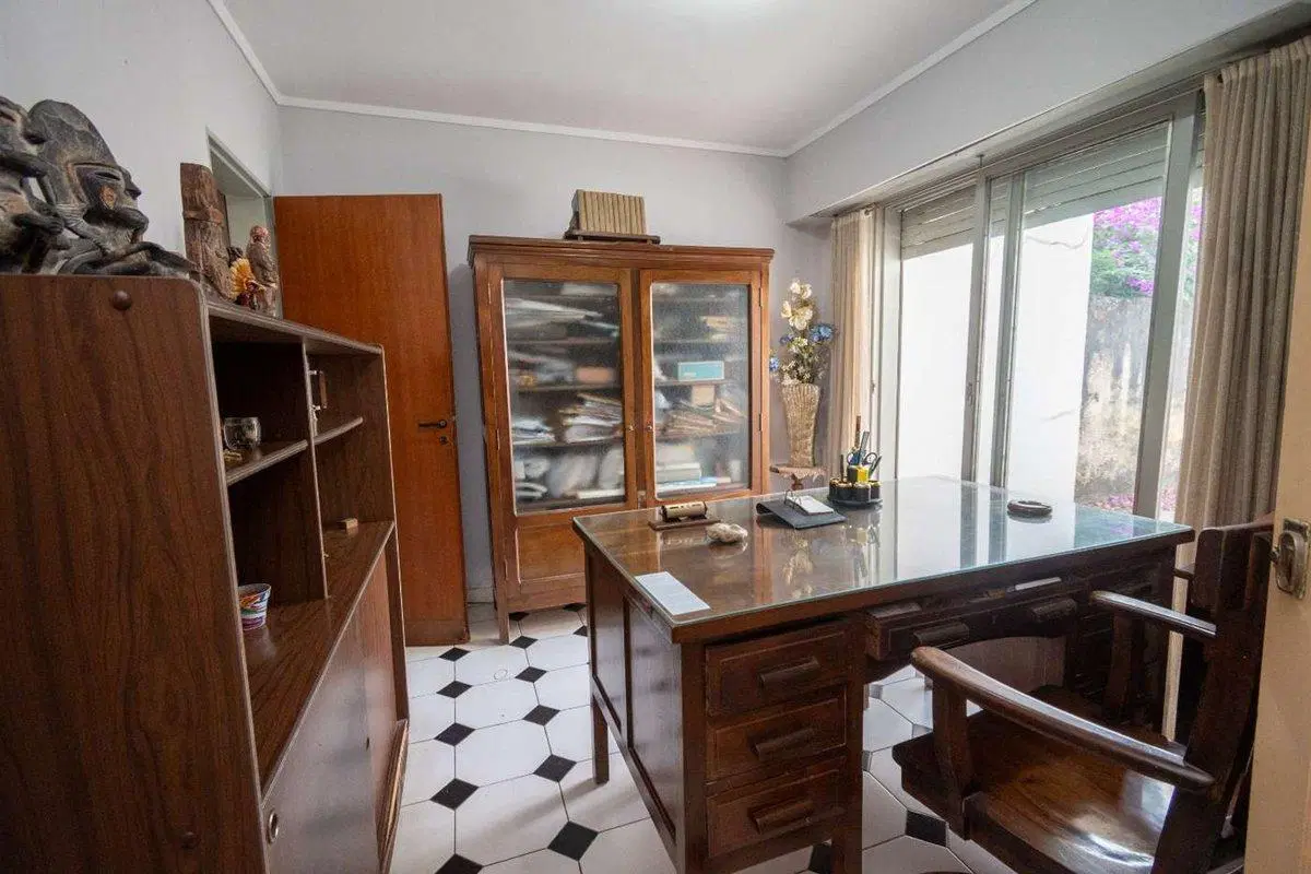 Casa de 4 dorm con cochera a mts de la Legislatura 8
