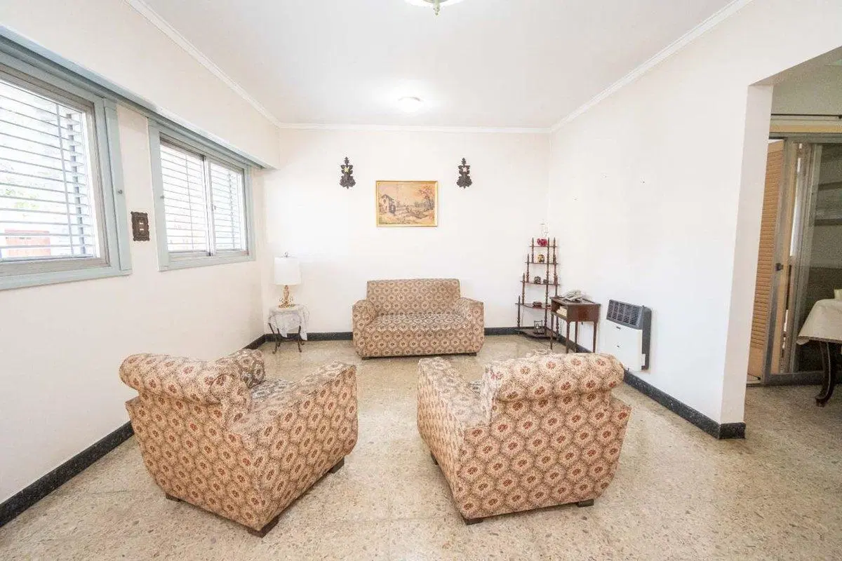 Casa de 4 dorm con cochera a mts de la Legislatura 4