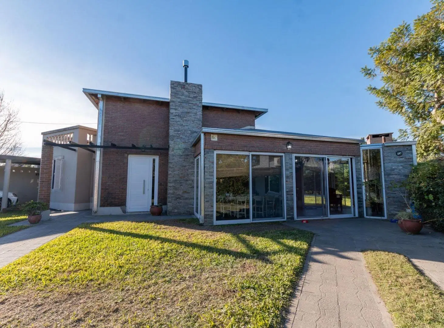CASA MODERNA EN PORTAL DEL LEYES 3