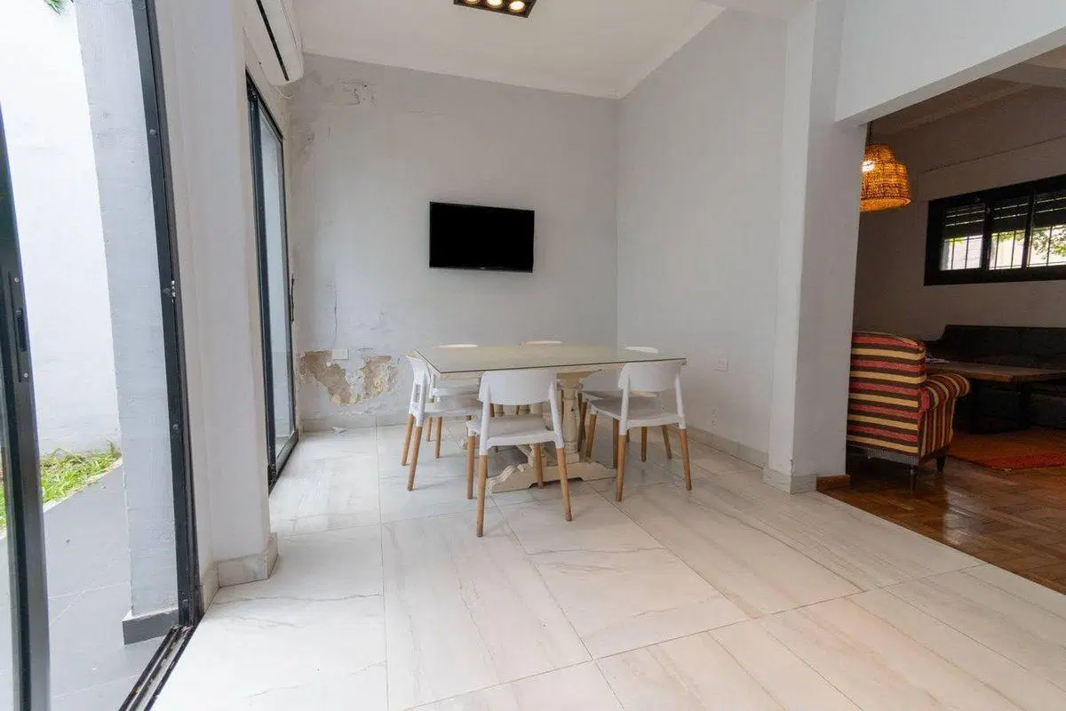 Casa amplia con 3 dormitorios y cochera Candioti 5