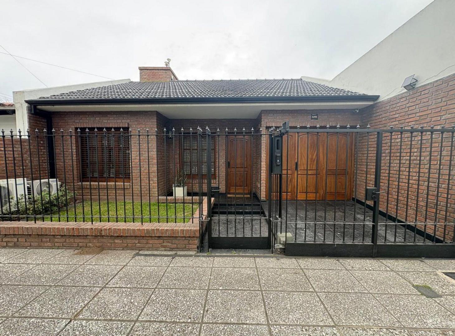 Foto de VENTA HERMOSA CASA 3 DORM + COCH Y PATIO/GUADALUPE, imagen 2