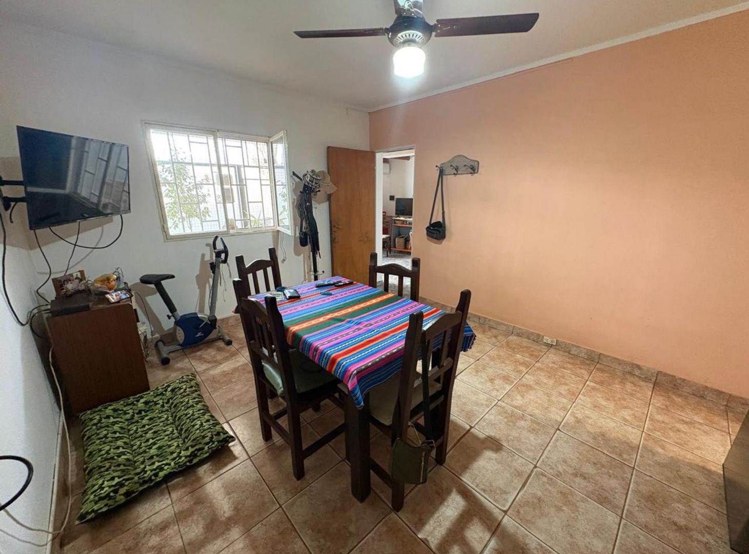 Foto de Casa de 2 dormitorios, cochera y patio verde, imagen 5
