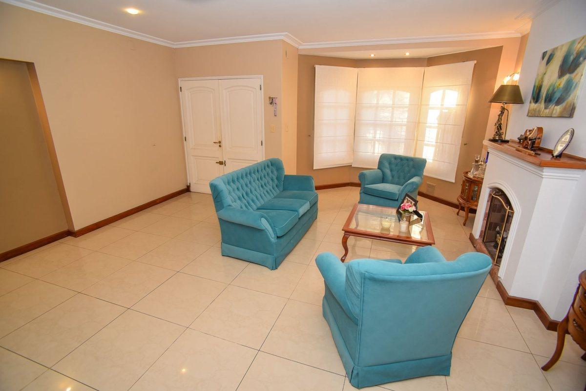 Foto de CASA FUNCIONAL CON 4 DORMI CON COCH PASANTE Y PILE, imagen 2