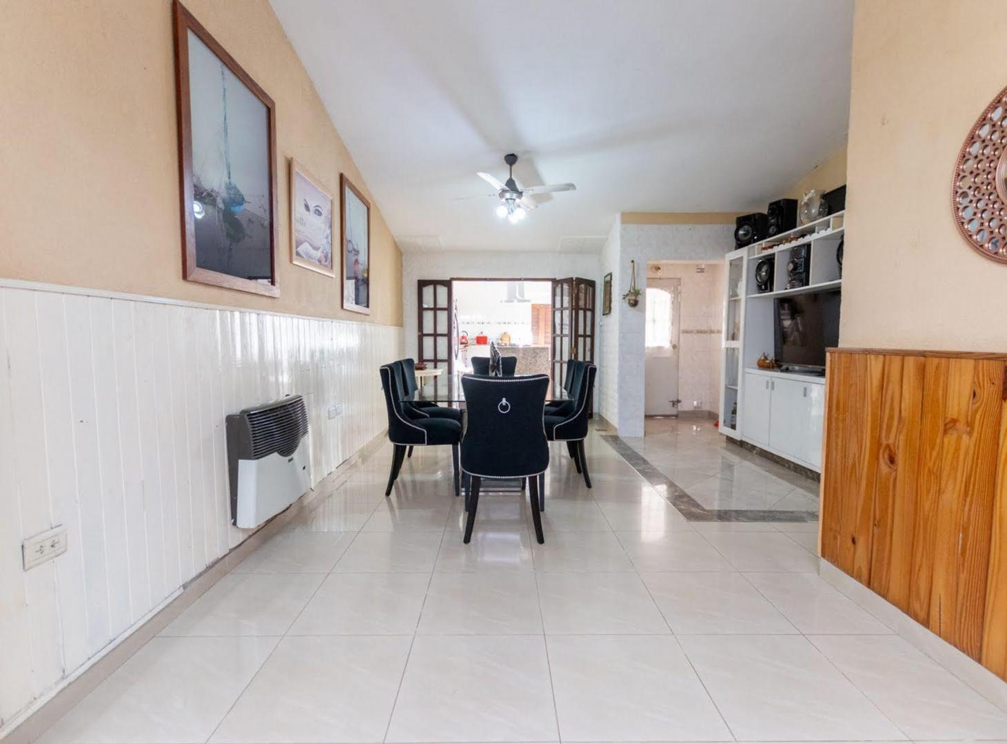 Foto de Excelente Casa a metros de Av. Blas Parera, imagen 1