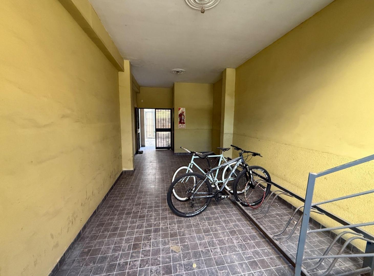 Foto de REMAX ALQUILA DPTO PB 1 D PATIO, AV GRAL PAZ 5400, imagen 4