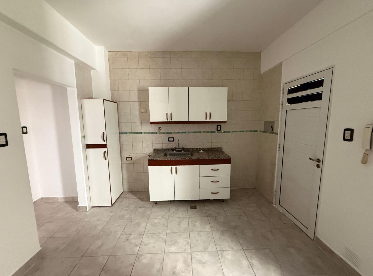 Foto de REMAX ALQUILA DPTO PB 1 D PATIO, AV GRAL PAZ 5400, imagen 3