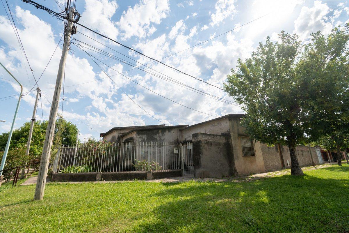Foto de CASA EN SANTO TOME DE 3 DORMITORIOS Y PATIO, imagen 3