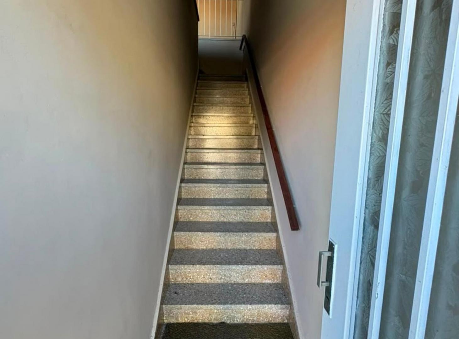 Foto de VENTA CASA EN PLANTA ALTA + LOCAL SOBRE A.GRAL PAZ, imagen 1