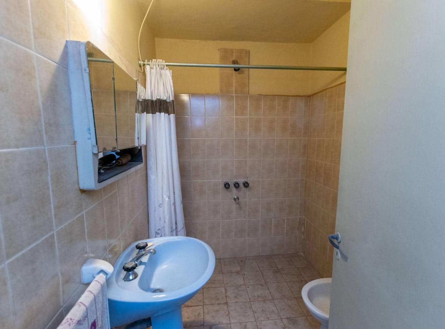 Foto de Casa al frente B° Candioti Sur, a Refaccionar., imagen 2