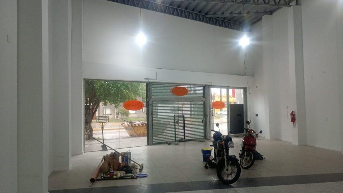 Foto de Gran Galpon/ Local en zona Comercial. Zona Norte, imagen 3