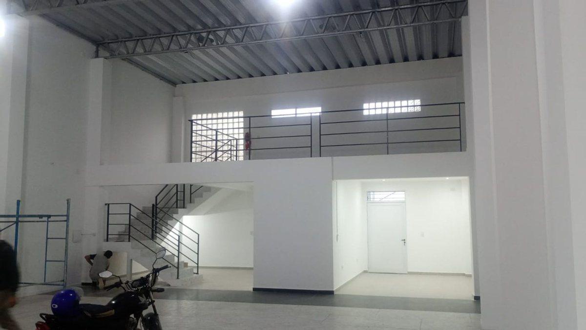 Foto de Gran Galpon/ Local en zona Comercial. Zona Norte, imagen 1