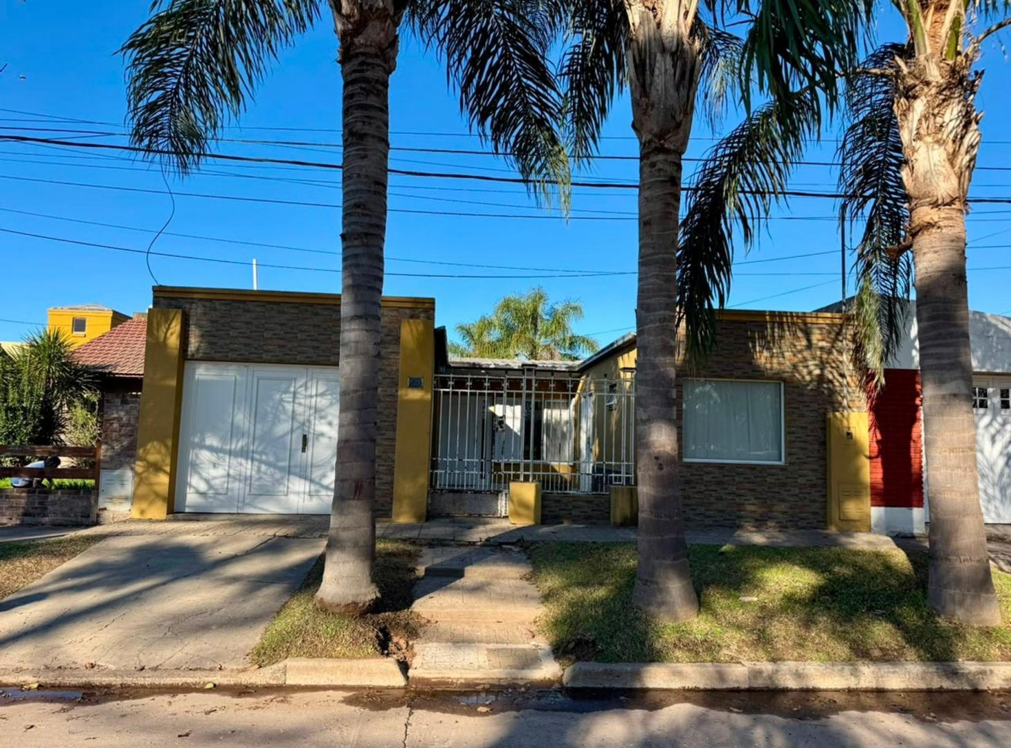 CASA EN VENTA DE 3 DORMITORIOS,COCHERA Y PATIO