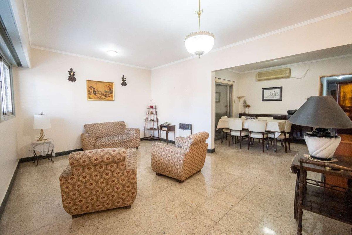 Foto de Casa de 4 dorm con cochera a mts de la Legislatura, imagen 2