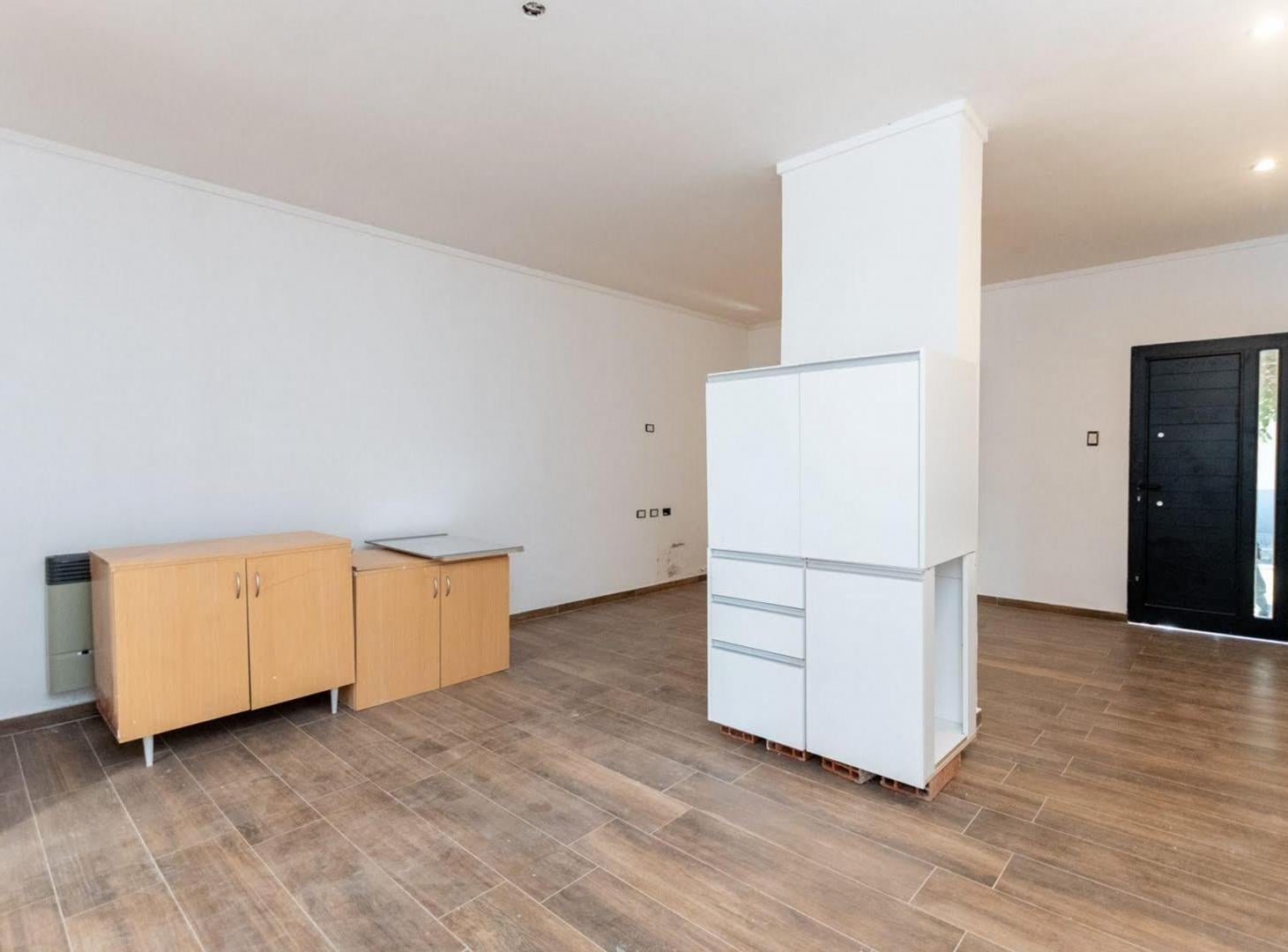 Foto de CASA CON AMPLIOS AMBIENTES EN BARRIO CANDIOTI, imagen 1