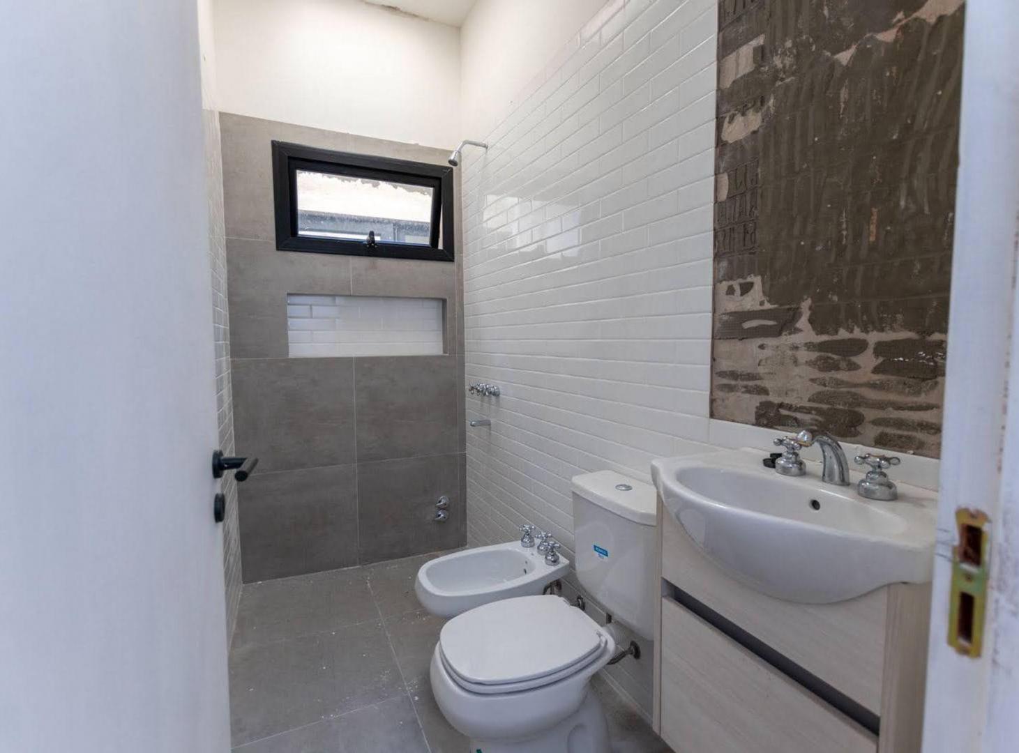 Foto de CASA CON AMPLIOS AMBIENTES EN BARRIO CANDIOTI, imagen 4