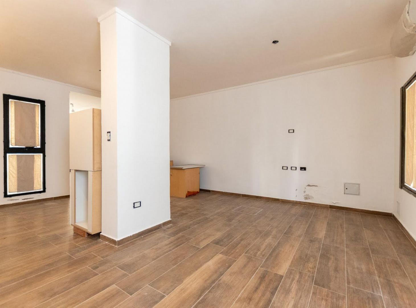 Foto de CASA CON AMPLIOS AMBIENTES EN BARRIO CANDIOTI, imagen 3