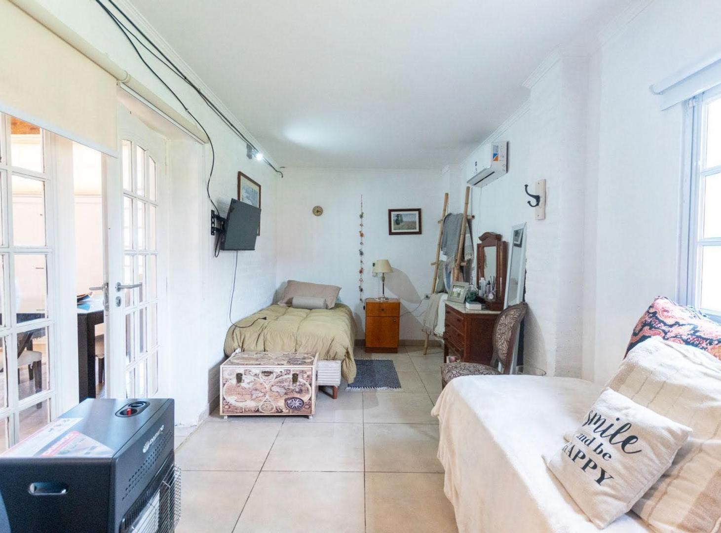 Foto de CASA EN VENTA EN COLASTINE 4 DORM Y GRAN PARQUE, imagen 2