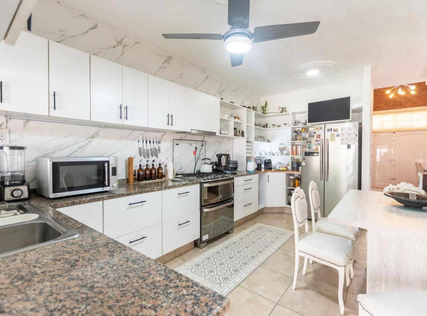 Foto de CASA EN VENTA EN COLASTINE 4 DORM Y GRAN PARQUE, imagen 4