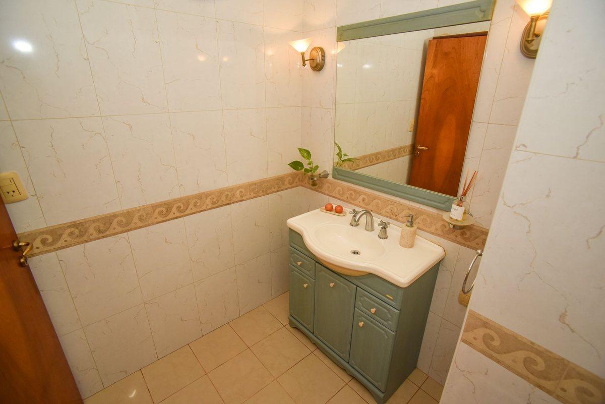 Foto de CASA FUNCIONAL CON 4 DORMI CON COCH PASANTE Y PILE, imagen 4