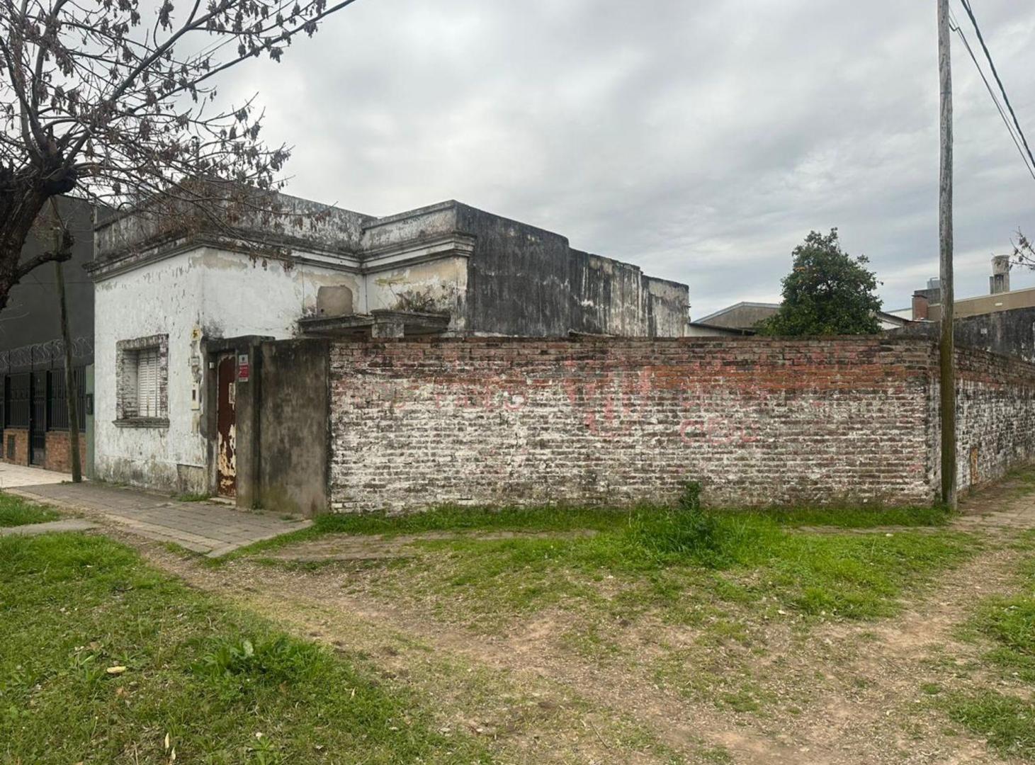 Foto de Casa a la venta con mucho potencial a refaccionar, imagen 1