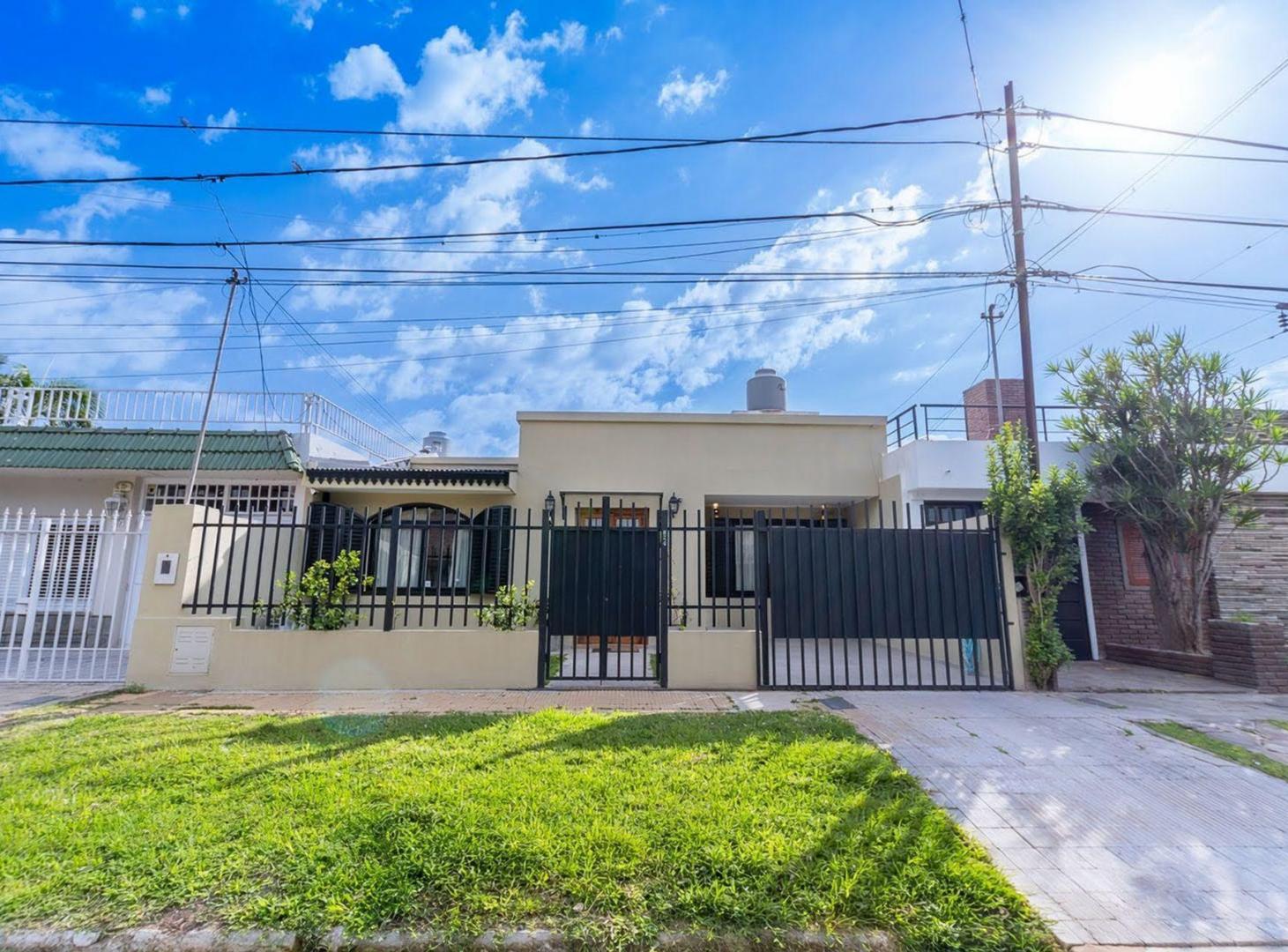 Foto de CASA DOS DORMITORIOS, COCHERA, PATIO Y PILETA, imagen 2