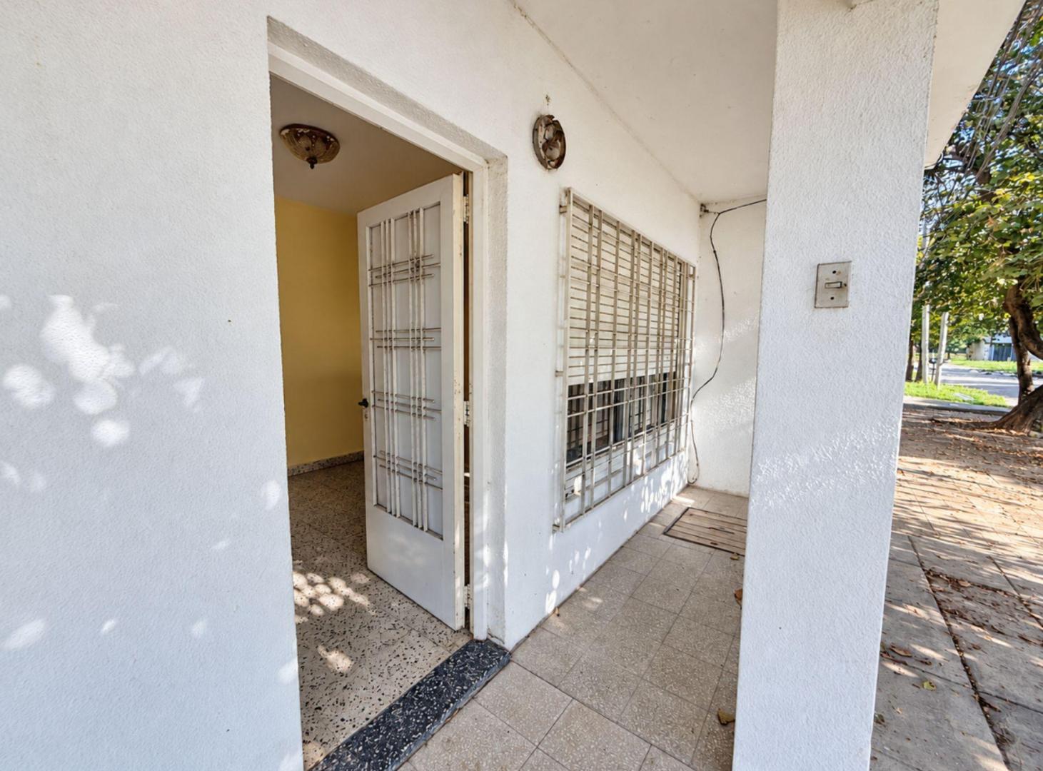 Foto de Casa de 3 dormitorios, cochera y patio Zona Unión, imagen 2