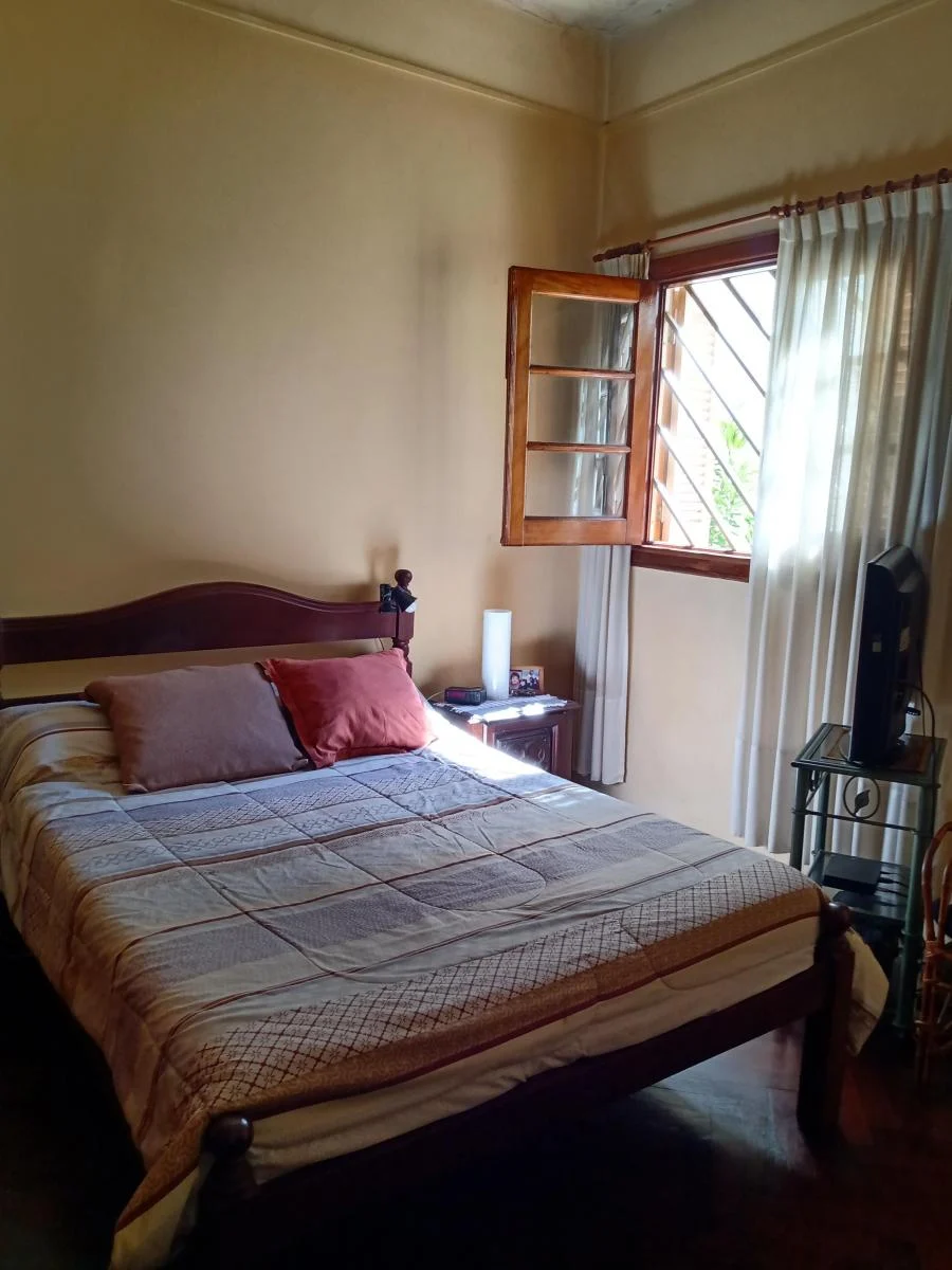 3 ambientes Tipo Casa con terraza de 50 m2 , luz , sol.
