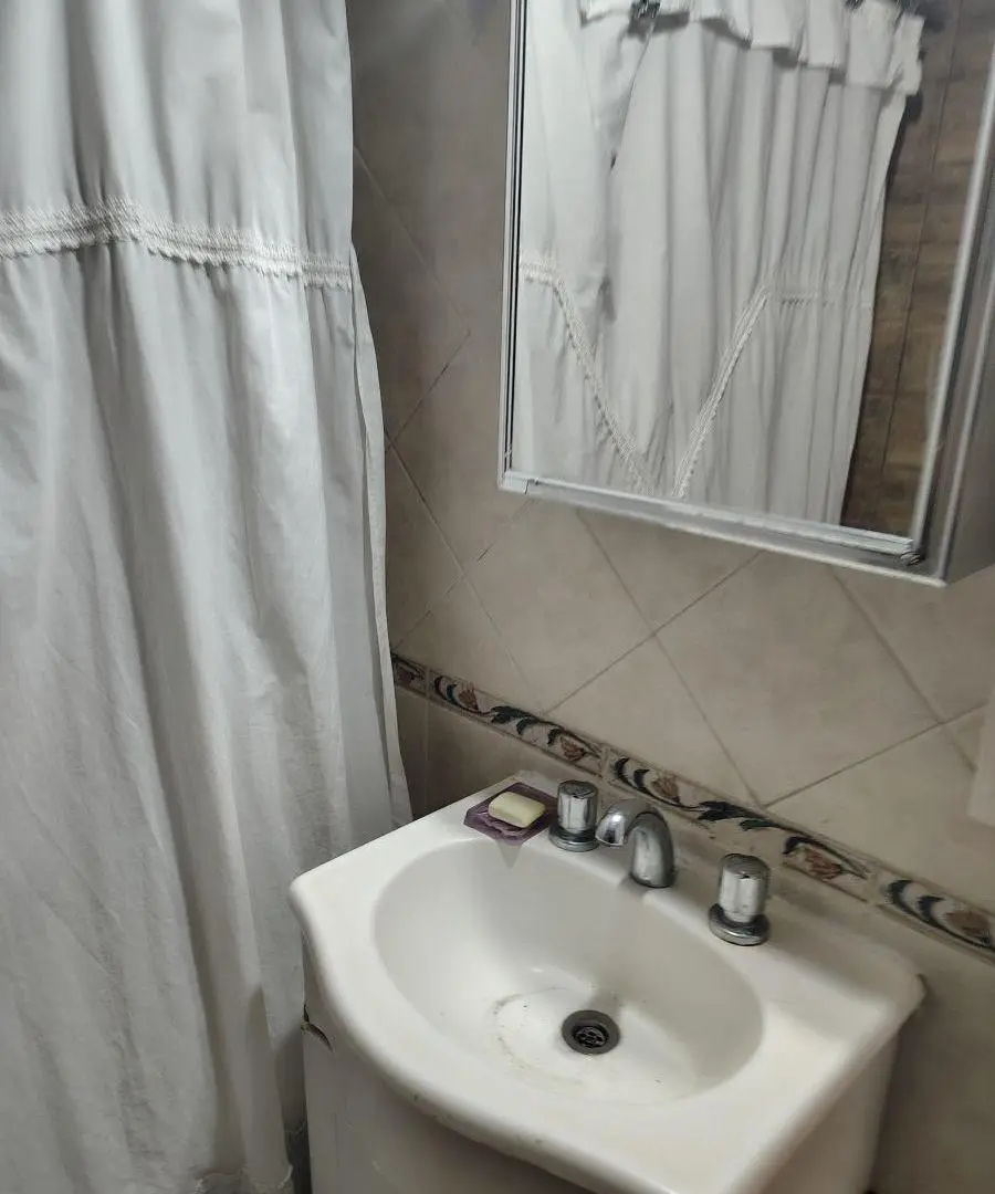 MUY BUEN ! AMBIETE DE 7.50 X 3.50 CONTRAFRENTE CON BALCON BAÑO Y COCINA SEPARADA, MUY LUMINOSO 5