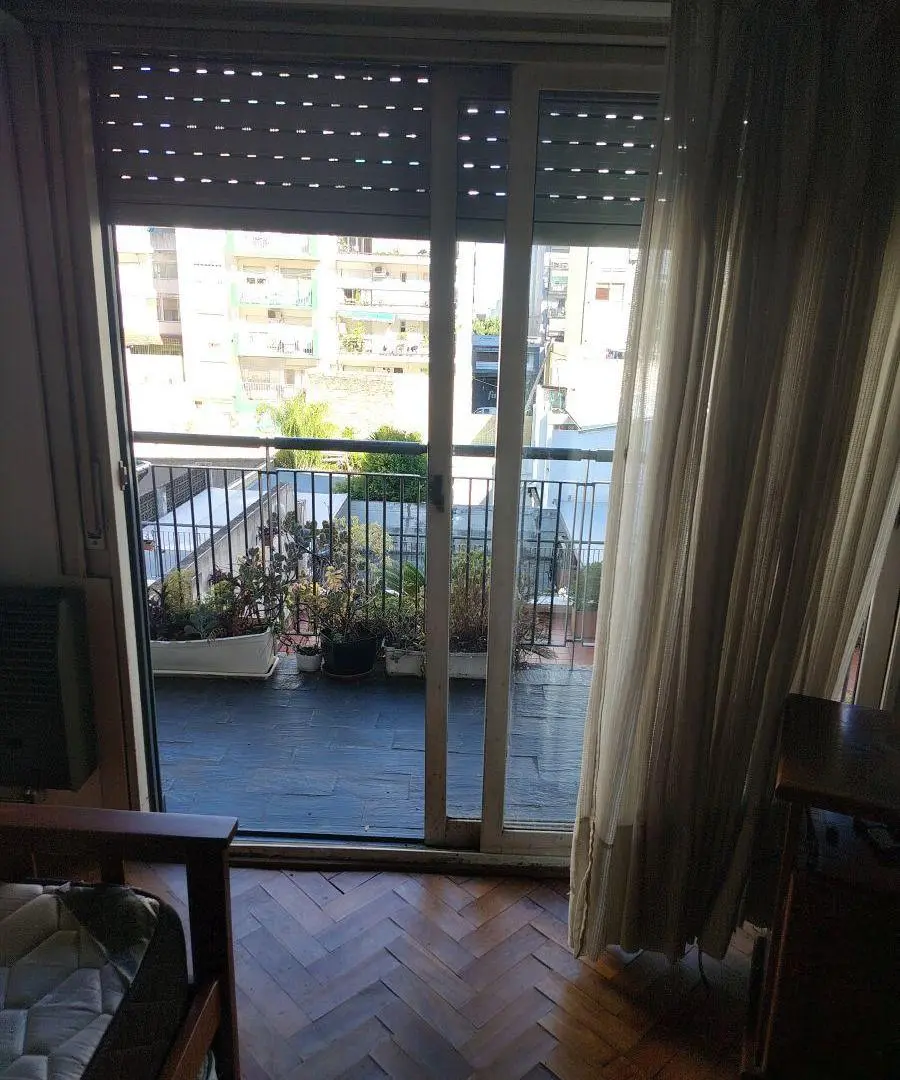 MUY BUEN ! AMBIETE DE 7.50 X 3.50 CONTRAFRENTE CON BALCON BAÑO Y COCINA SEPARADA, MUY LUMINOSO 2