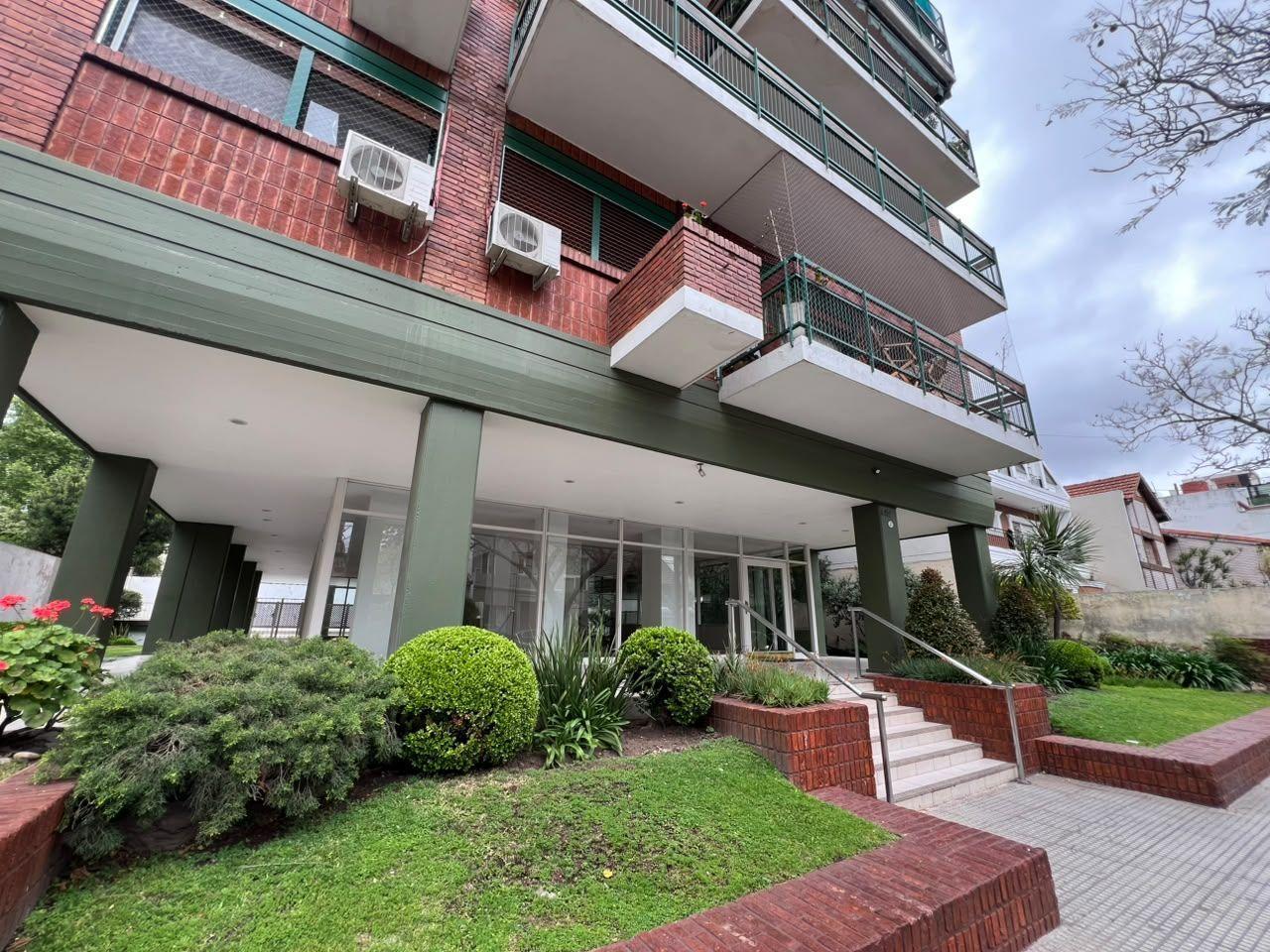 Foto de DEPARTAMENTO 4 AMBIENTES CON 2 COCHERAS, imagen 1