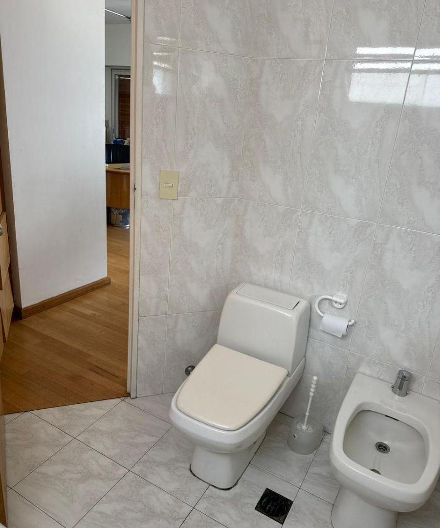 DTO 2 AMB. PISO IDEAL OFICINAS ESTUDIOS BALCON Todo LUZ Y SOL IMPECABLE CON O SIN MUEBLES COCHERA