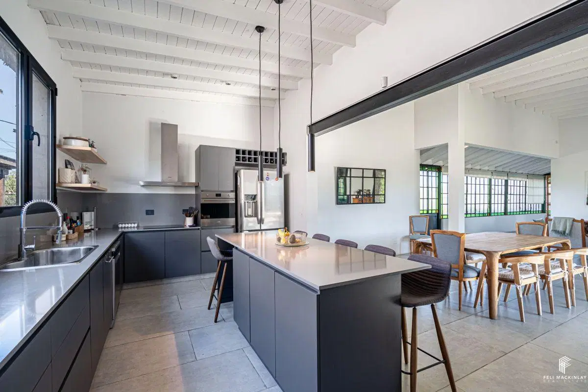 Casa de una planta sobre gran lote de 2.428 m² en Chacras del Ocho, Pilar 3