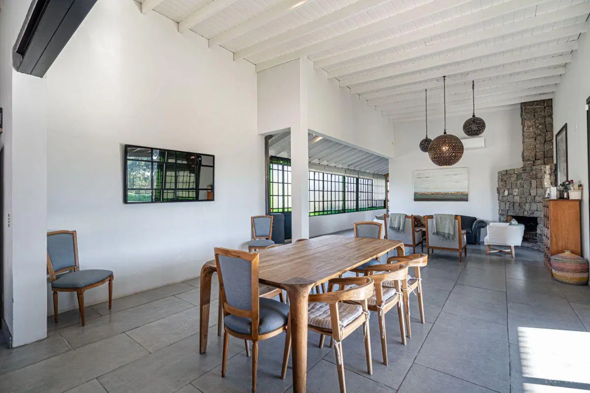 Casa de una planta sobre gran lote de 2.428 m² en Chacras del Ocho, Pilar 5
