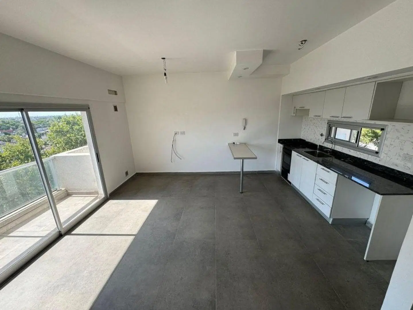 Venta, 2 ambientes frente, cochera, amplio,2 baños. SUM/GYM 2