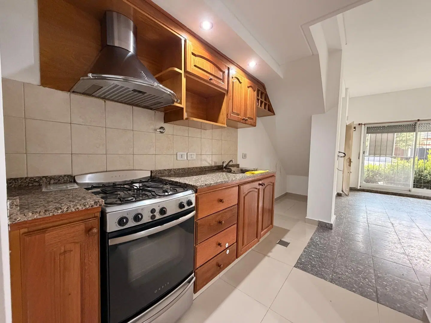 Alquiler, dpto. 2 amb, tipo PH, c/ patio, s/ expensas, frent 3