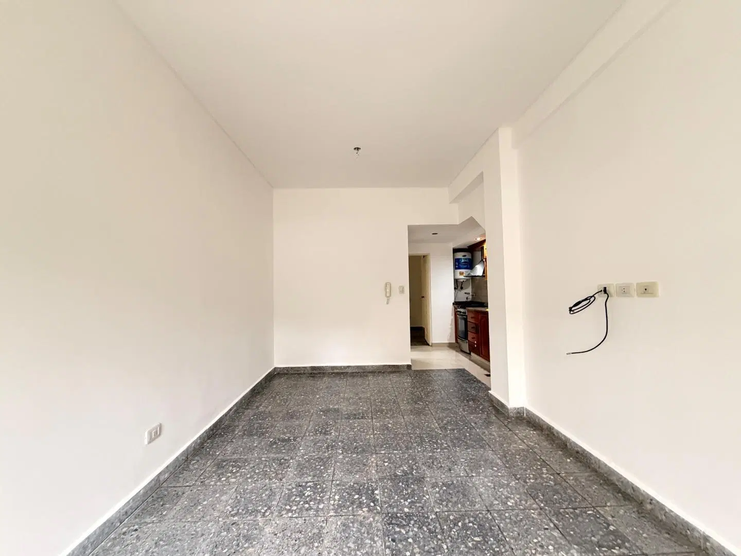 Alquiler, dpto. 2 amb, tipo PH, c/ patio, s/ expensas, frent 2
