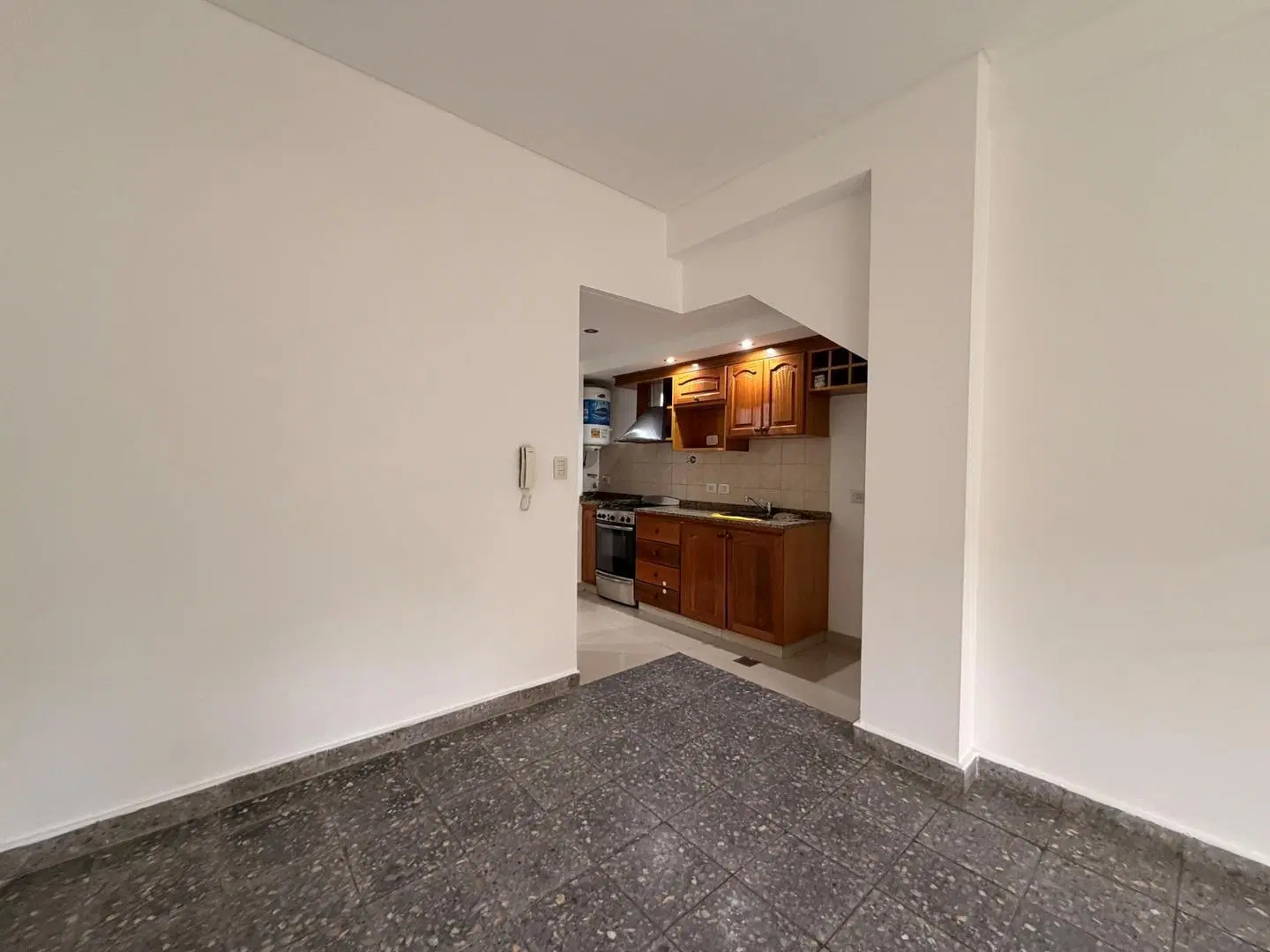 Alquiler, dpto. 2 amb, tipo PH, c/ patio, s/ expensas, frent 5