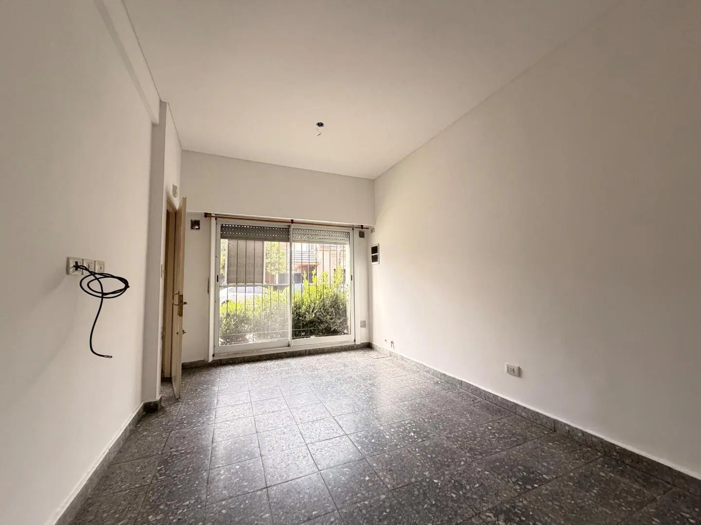 Alquiler, dpto. 2 amb, tipo PH, c/ patio, s/ expensas, frent 2