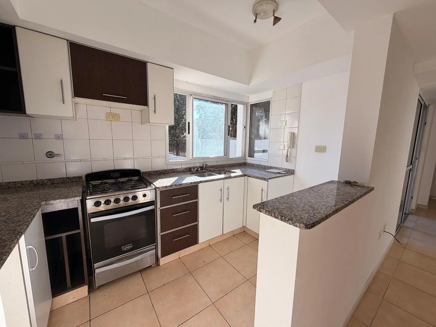 Venta, amplio dpto 2 amb, con 2 bauleras, 2 baños, Lanusita 2