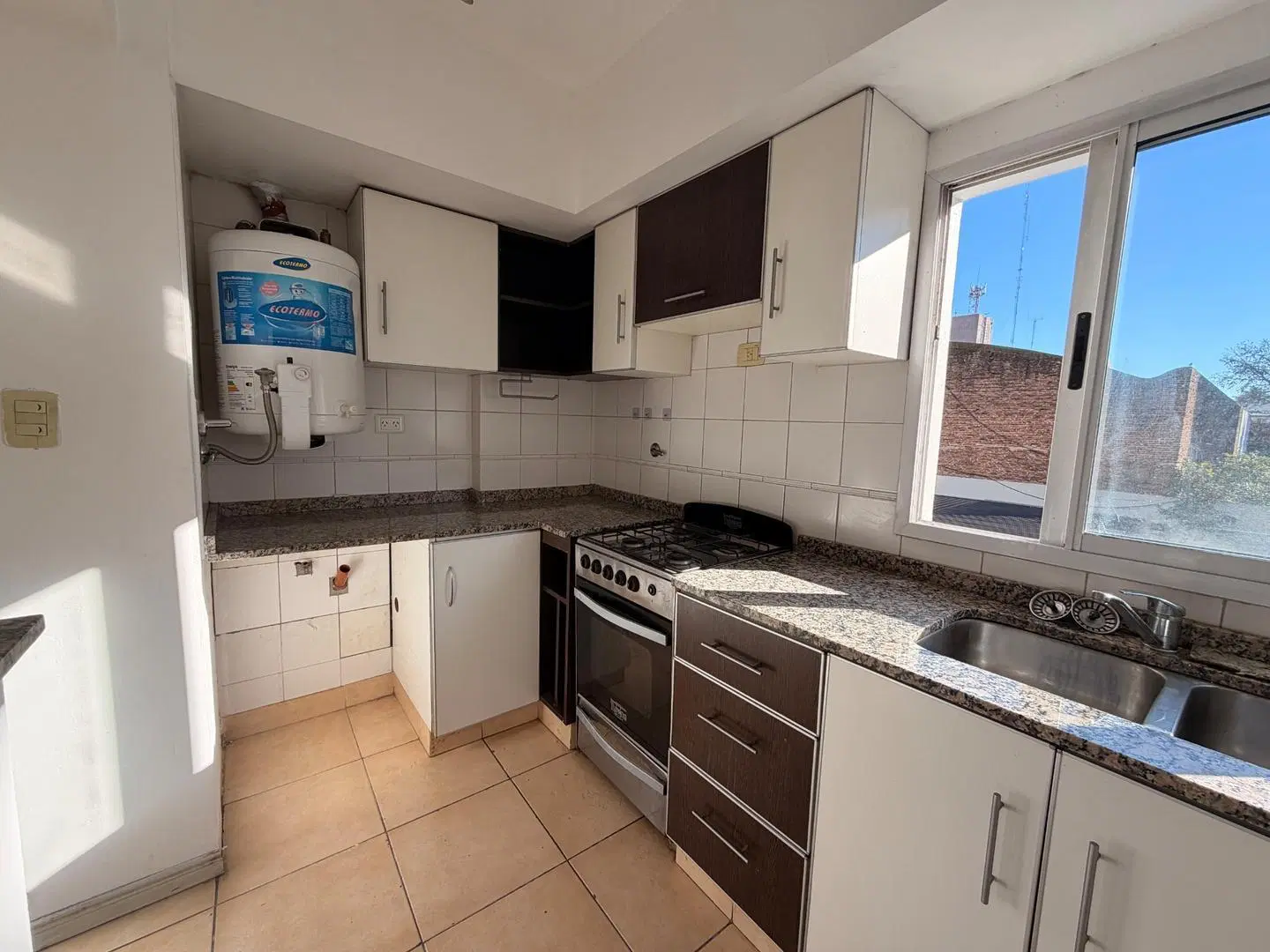 Venta, amplio dpto 2 amb, con 2 bauleras, 2 baños, Lanusita 4