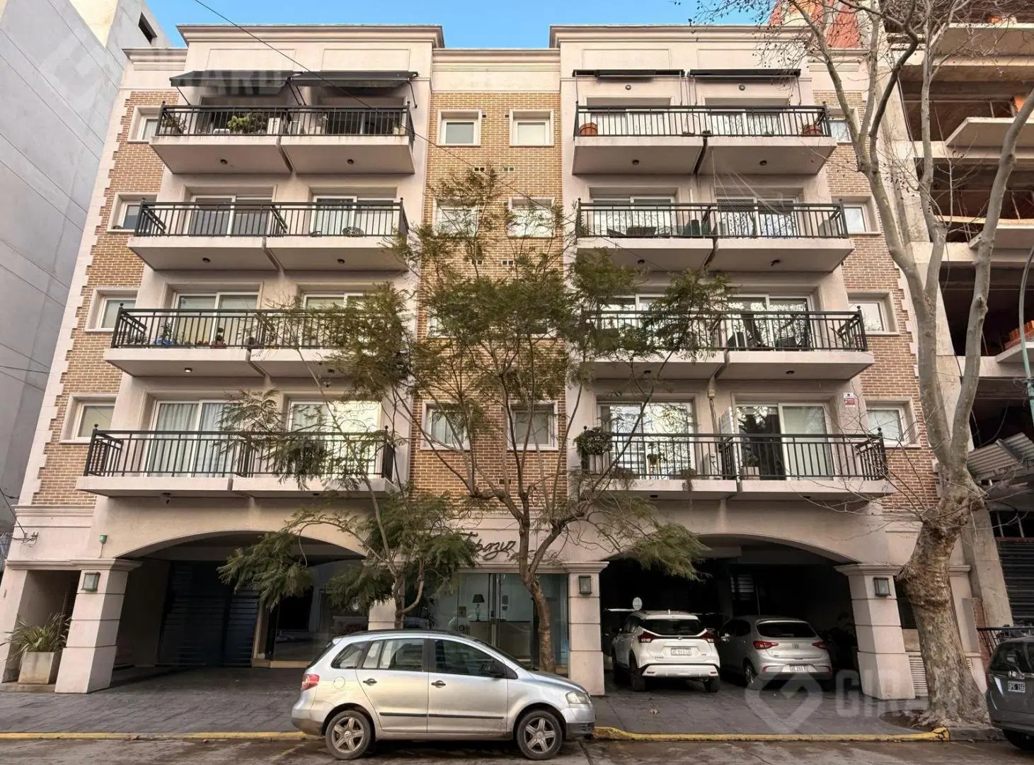 Departamento de cuatro ambientes, Piso, Edificio de categoría,  zona Güemes 4
