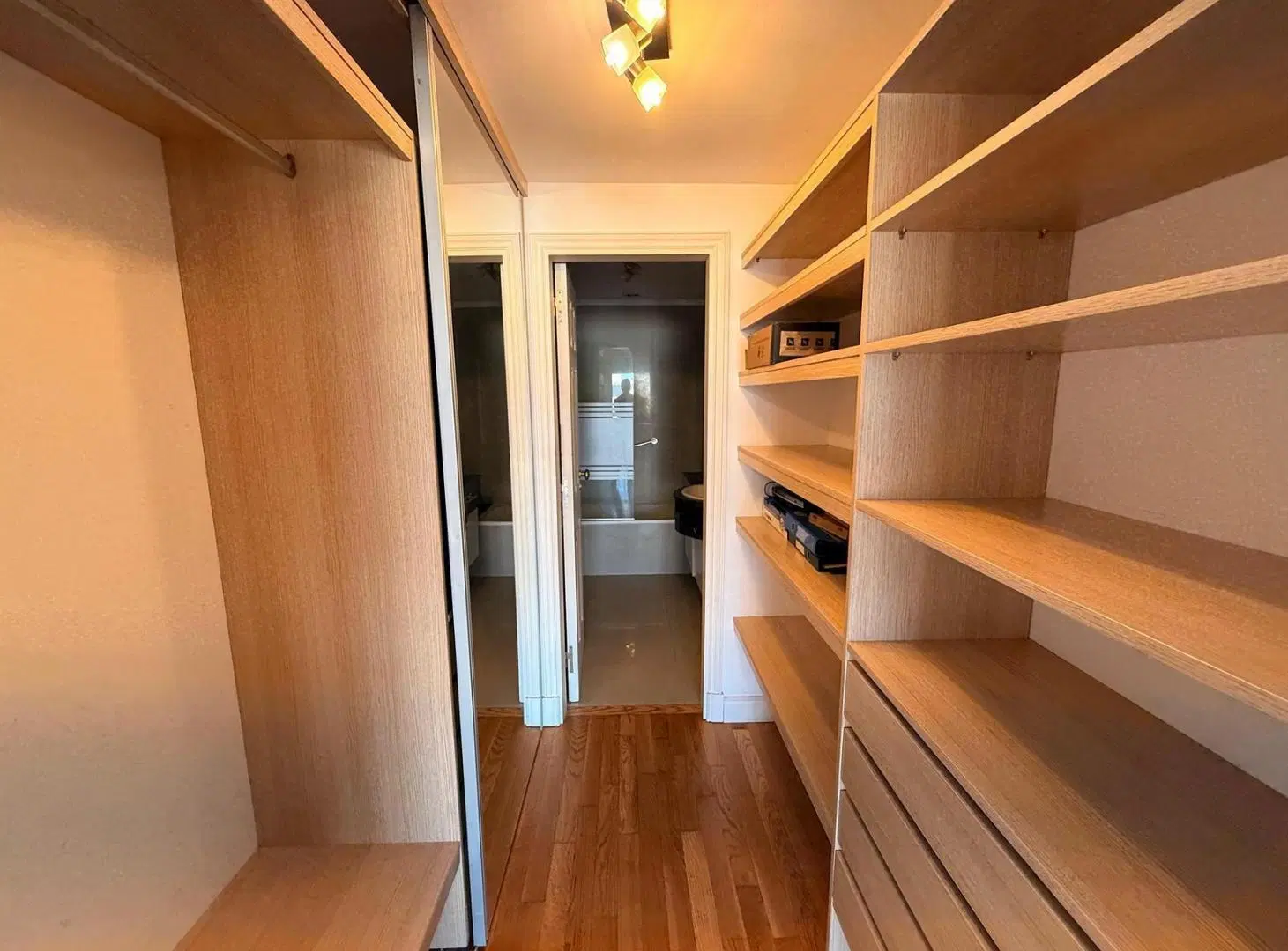 Departamento de cuatro ambientes, Piso, Edificio de categoría,  zona Güemes 8