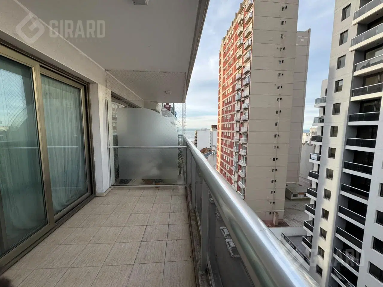 Alquiler por 24 meses. Departamento de 3 amb a la calle con cochera y baulera, zona La perla. 3