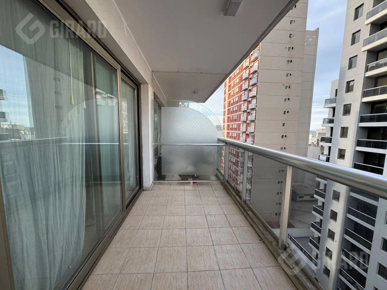 Alquiler por 24 meses. Departamento de 3 amb a la calle con cochera y baulera, zona La perla. 4