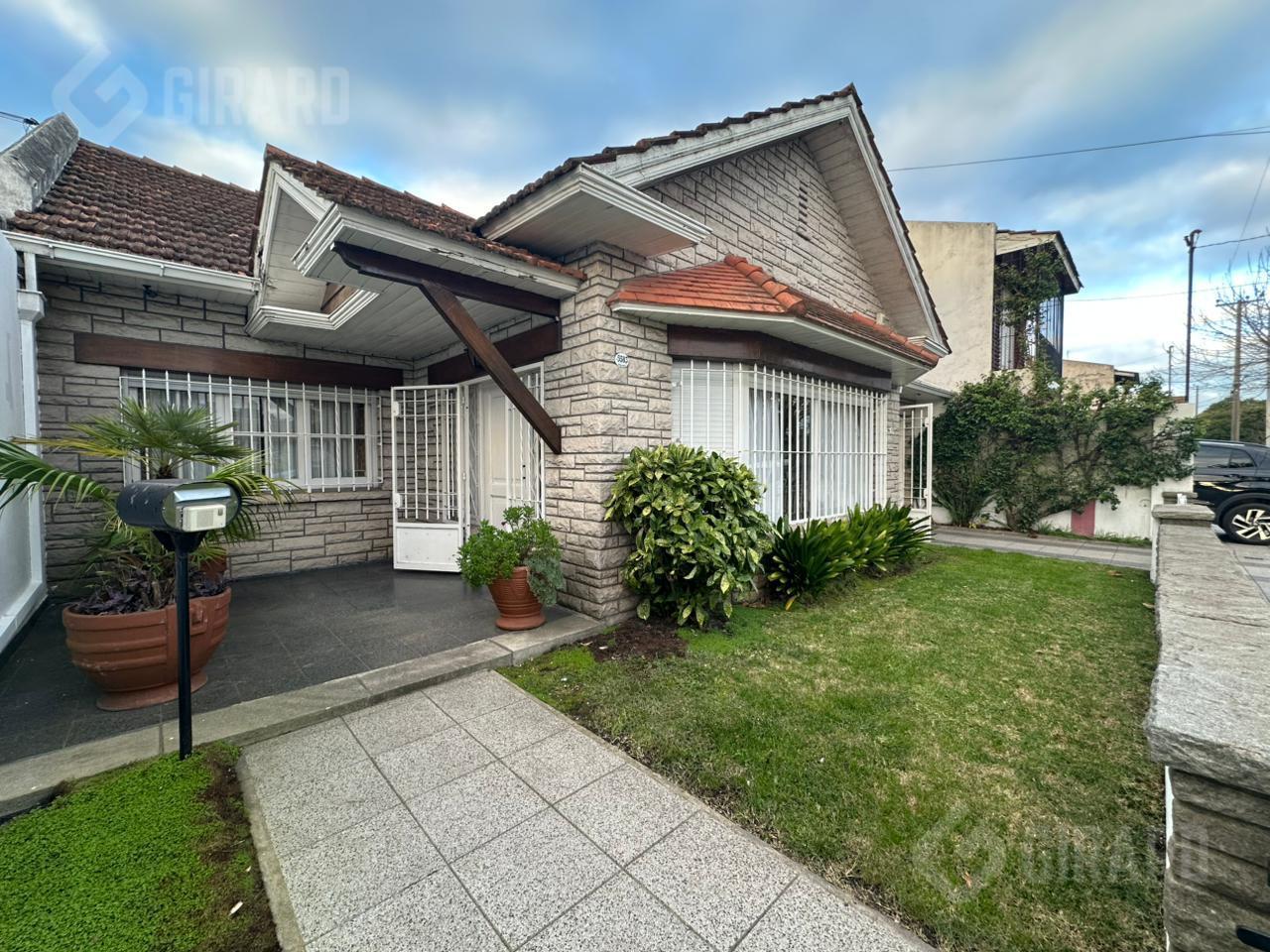 Foto de Casa de 4 ambientes con parque en Villa Primera, imagen 3